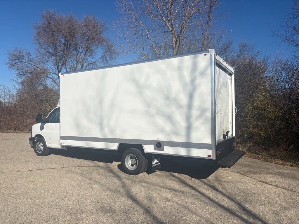 2025 Chevrolet Express 3500 17' Bay Bridge Van Body