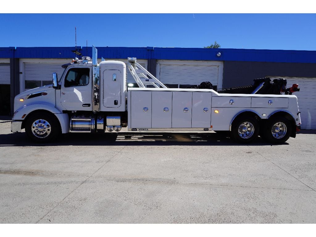 2024 Peterbilt 579 w/ Century 5130 Wrecker