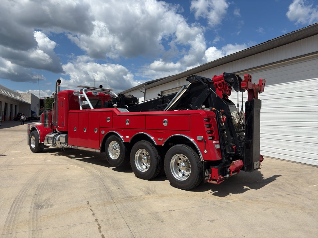2023 CENTURY PETERBILT 389 w/ Century 9055XL Wrecker