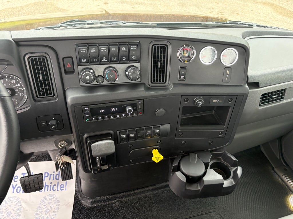 2025 CENTURY INTERNATIONAL w/ Century 12S Carrier