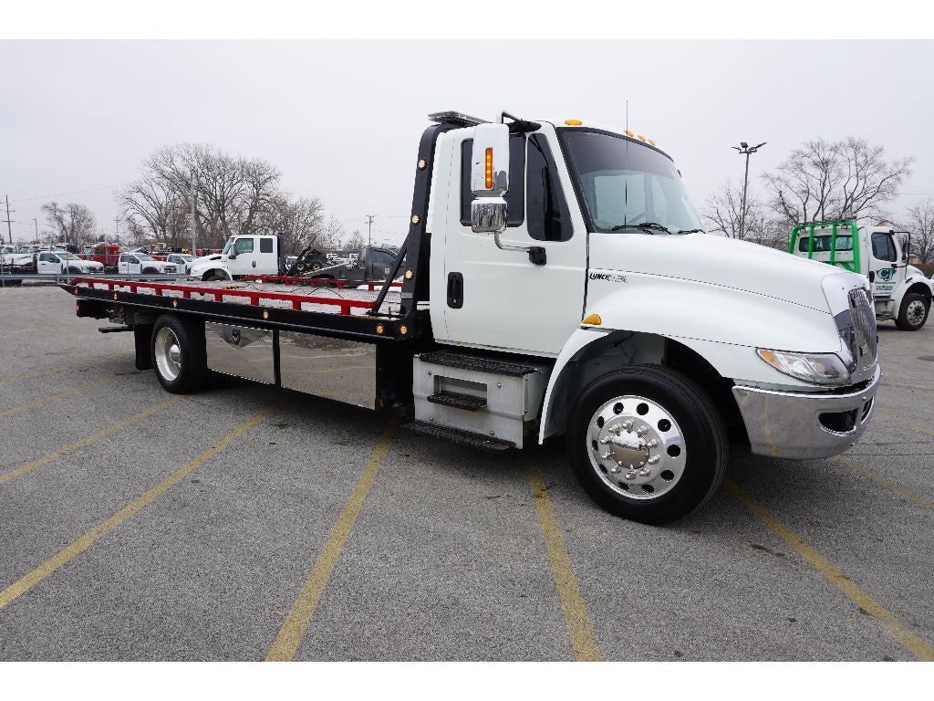 2016 International 4300 MA025 WITH A CENTURY 21.5' STEEL CARRIER